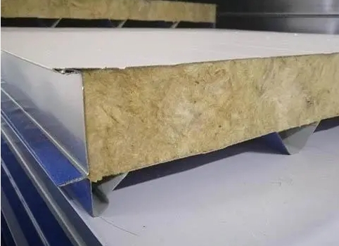 夾芯板的基本結(jié)構(gòu)和組成材料是什么，它的核心材料有何特點？