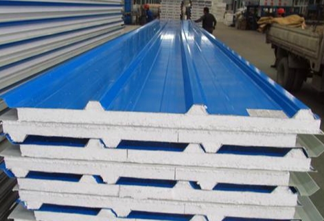 夏季高溫對彩鋼板的核心威脅是火災風險、熱變形、腐蝕加速